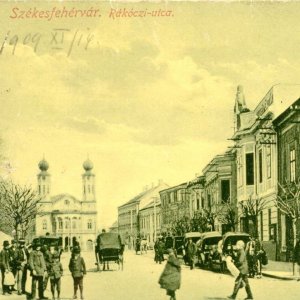 Az 1864-ben épült székesfehérvári zsinagóga az előtte lévő utcával- képeslapon (Forrás: MZSL)

